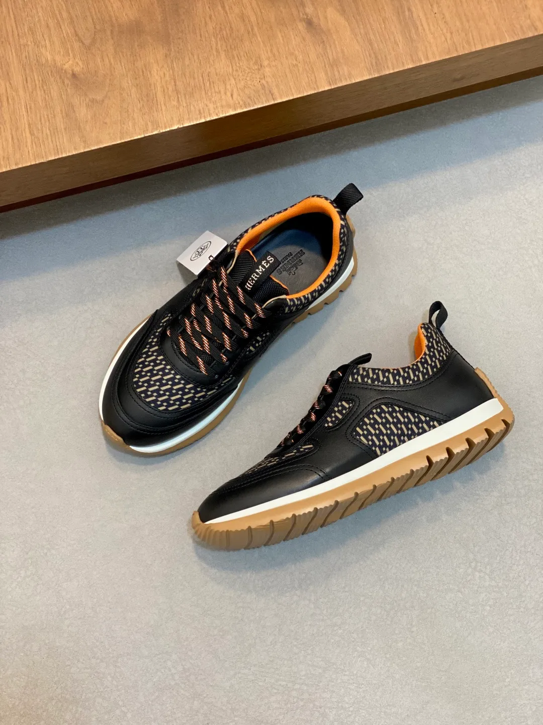Men's shoes 💰860 Hermès/Hermès official GRAMME men's sports and running casual shoes. Made of jacquard calfskin technical fabric combination. The smooth lines of the upper highlight the sports fashion style. HERMES special jacquard webbing. The outsole is made of foam shock absorption and EVA injection bottom sheet. It is a double-layer hand-made combination. The whole shoe is very comfortable, light and extremely stable after being put on. Casual and simple style. Men's shoes 39 40 41 42 43 44
